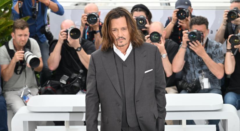 Videón, ahogy egy budapesti irodaházban forgat Johnny Depp