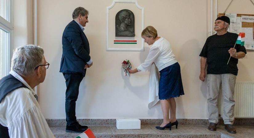 Dombormű avatásával hajtottak fejet Petőfi Sándor emléke előtt Karancsalján