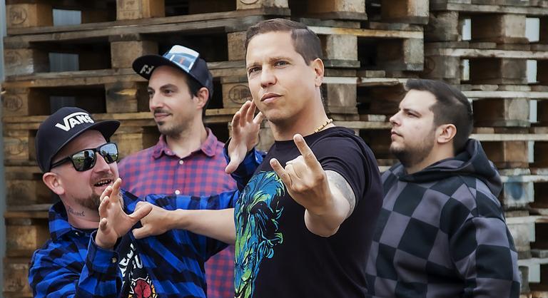 Új műfaj született: semmi csicskulás, csak diplomatikus punk