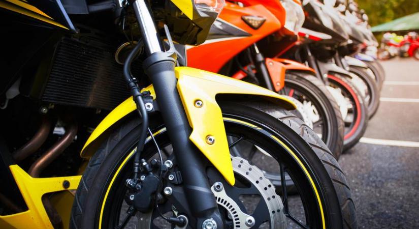 Több ezer motoros vonult a visegrádi Panoráma úton, a kitiltásuk ellen tiltakoztak