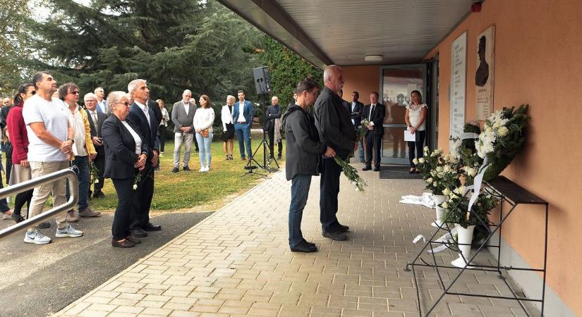 Emléktáblát avattak a tavaly elhunyt főorvos, dr. Németh Attila tiszteletére a körmendi kórháznál - fotók