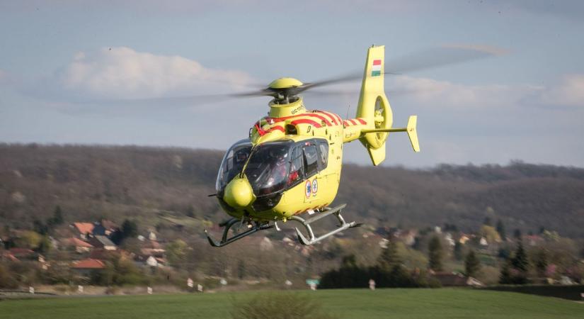 Mentőhelikopter szállt le a Balatonnál, egy kismama is megsérült