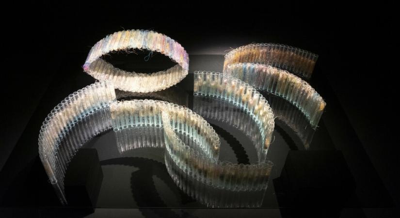Négykezes kotta – Egy textil- és egy üvegművész közös munkái a Fugában