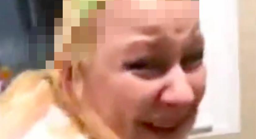 Csak a haját akarta befesteni a tiktoker: amikor meglátta a végeredményt, röhögőgörcsöt kapott - Videó