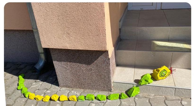 Hány kőhossznyi az előszállási könyvtár kígyója, Jancsi