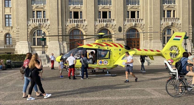 Darabjaira szedték az érdeklődők az Egyetem téren landolt mentőhelikoptert – a kérdéseikkel