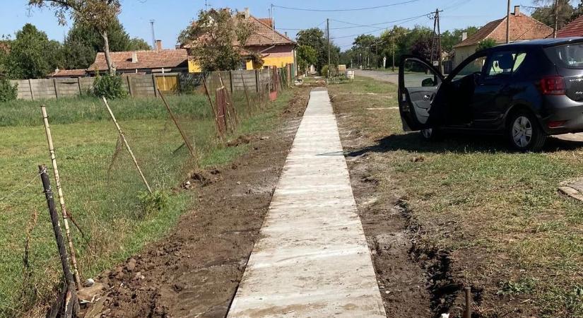 Tavaly elkezdték, idén befejezik a Kevermesi úti járda építését Lőkösházán