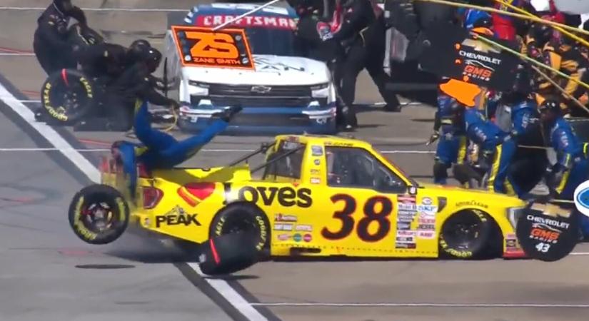 Kőkemény: Brutális ütést kapott a NASCAR-szerelő, majd folytatta a munkát, mintha mi sem történt volna