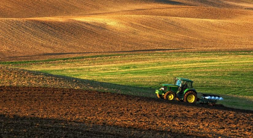 Halálos baleset: traktor alatt lelte halálát egy férfi Pécsbagotán