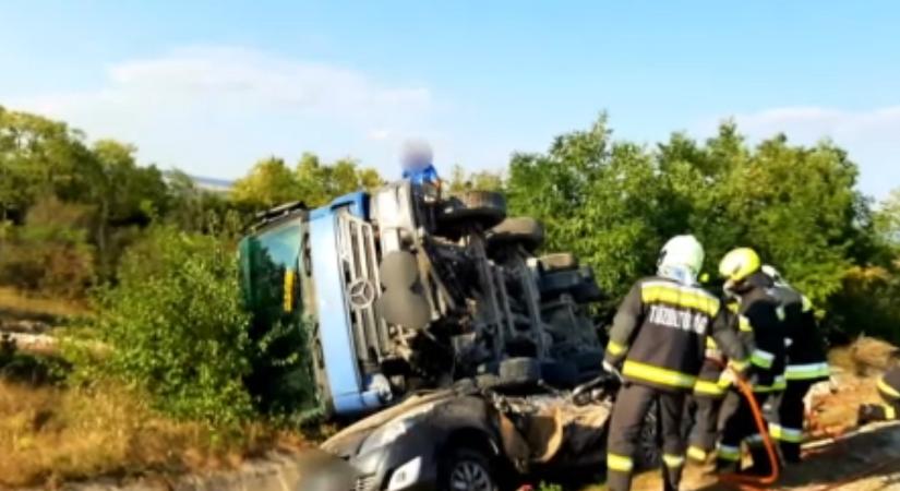 Halálos baleset Veszprém közelében: útszélén várakozó kocsiba hajtott bele egy teherautó