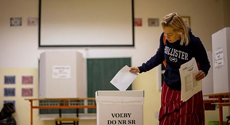 Szlovák választás: egy férfi meghalt szavazás közben, a fülkében találtak rá