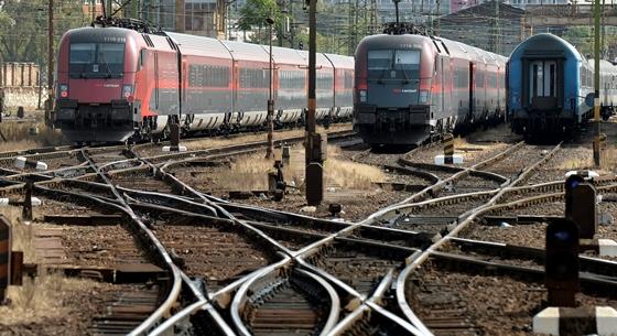 Az osztrákok a lekapcsolással azt üzenik, hogy nem lehet egy nemzetközi vasútvonalon mindenféle előzetes bejelentés nélkül felújításokat végezni