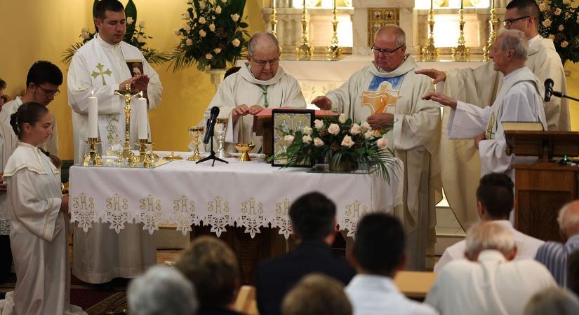 Négy szent ereklyét helyeztek el a Jézus Szíve templomban – galériával