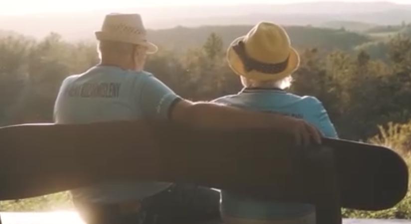 Videó: meghatóan köszönti a Kozármisleny az időseket világnapjukon