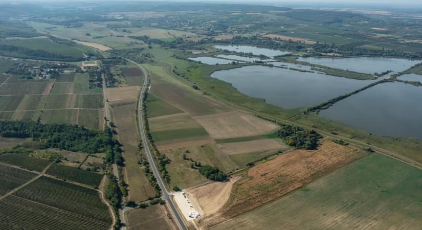 Heteken belül eléri az M7-est a 67-es út négysávosítása
