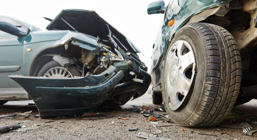 Összeütközött két autó az M3-ason, Mezőkövesdnél