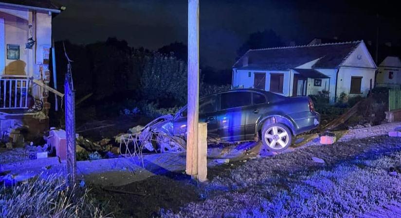 Házat bontott egy autós Kilimánban