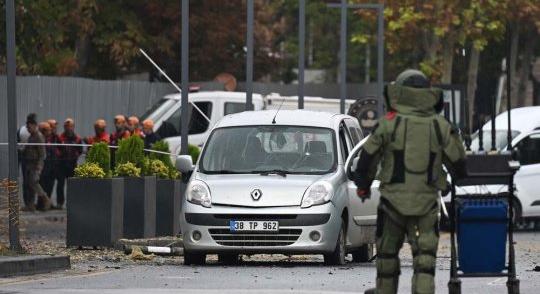 Két öngyilkos terrorista támadta meg a török belügyminisztérium épületét