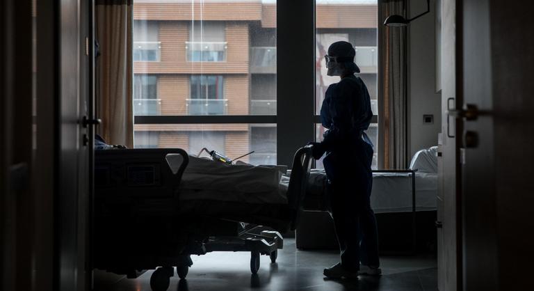 Ausztrál kertész lett az első ember, aki túlélte a halálos húsevő baktériumot
