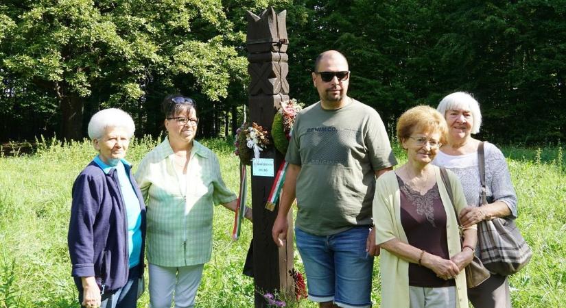 Salgóbányán megkoszorúzták a Sasok-rétjén álló kopjafát a turisták emlékére