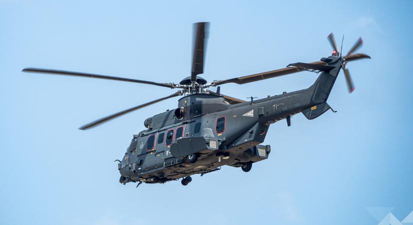 Harci helikopterek köröznek Pápa felett