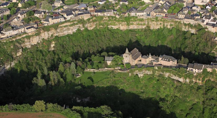 A lélegzetelállító francia település egy kanyargó kanyon szélén