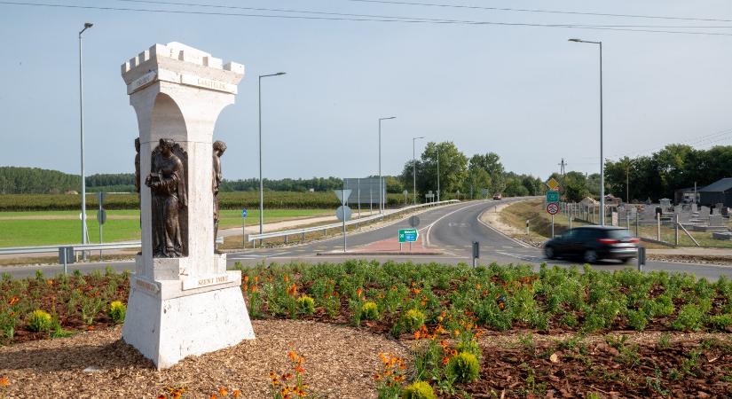 Különleges alkotást adtak át a 44-es főút lakitelki körforgalmában