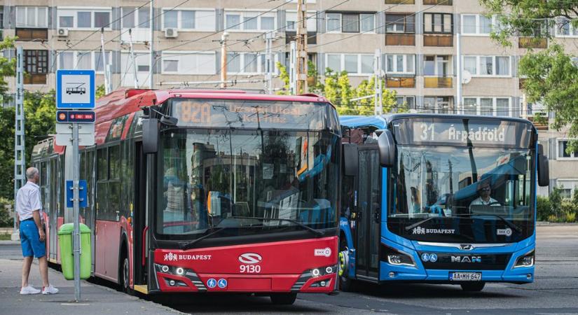 Jó hír a busszal utazóknak: további klimatizált, alacsony padlós csuklós buszok állhatnak forgalomba Budapesten