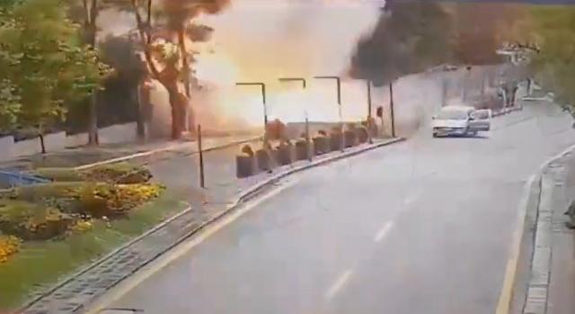Videón, ahogy az egyik öngyilkos merénylő felrobbantja magát a török belügyminisztériumnál