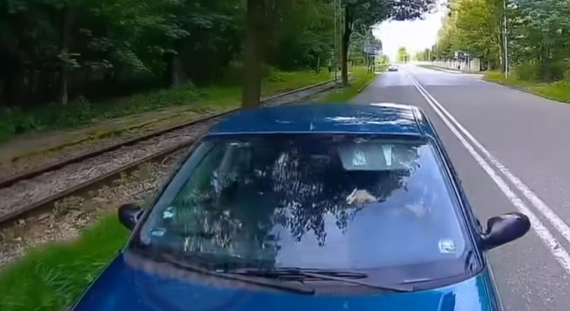 Belerongyolt az előtte haladóba, hitegette, majd faképnél hagyta