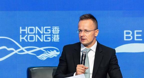 Szijjártó Péter nagyon örül: az Orbán-kormány elvbarátja nyert Szlovákiában