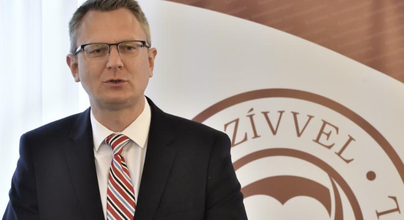 Rétvári Bence szerint Brüsszel az illegális migránsok további betelepítéséről hozott döntést