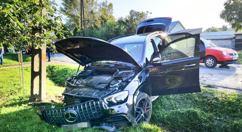 Friss jogsis vágta oszlopba az AMG Mercit – Igen már megint.