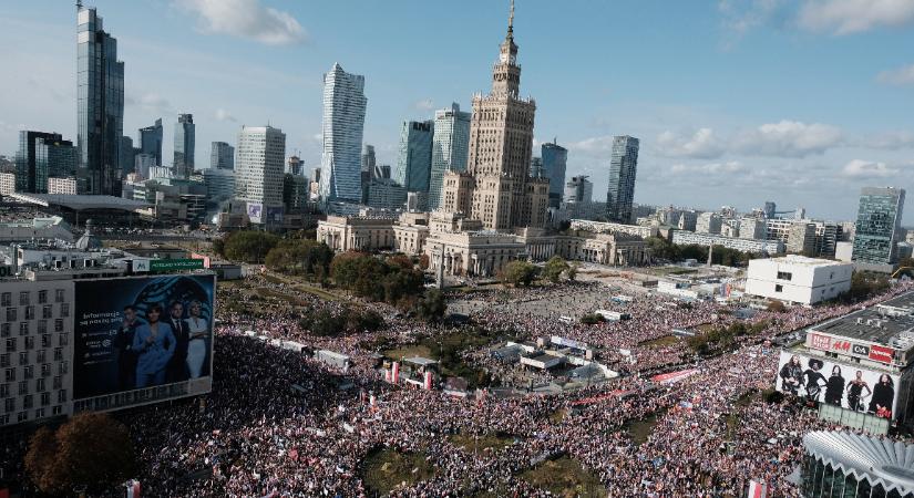 Több tízezren tüntetnek a lengyel kormány ellen Varsóban