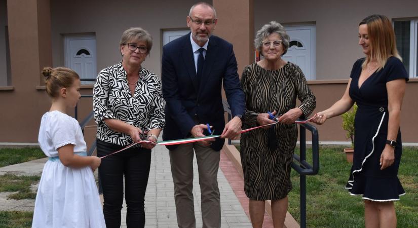 Átadták a korszerűsített épületeket és a megszépült Szentháromság teret Csávolyon – galériával