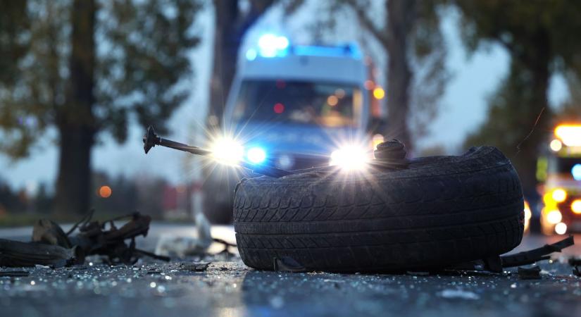 Teljes útzár Tata és Vértesszőlős között: motorbaleset történt az 1-es főúton