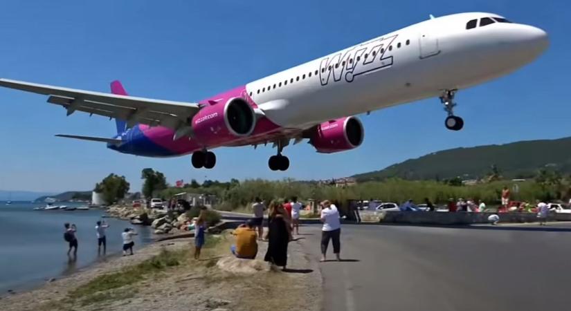 Európa legvagányabb repterénél méterekre húznak el a gépek a turisták feje fölött