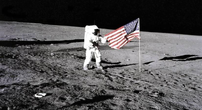Ezért tűnt úgy, hogy az amerikai zászló lobog a Holdon