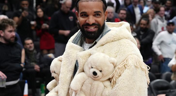Drake koncertje közben figyelt fel egy rajongója feliratára, milliókkal lepte meg a srácot