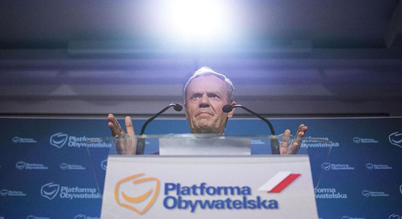 Varsóban tízezrek tüntetnek a kormány ellen