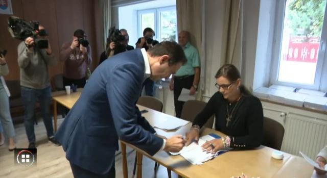 Robert Ficó volt kormányfő pártja nyerte a voksolást Szlovákiában, a magyar párt nem jutott a parlamentbe