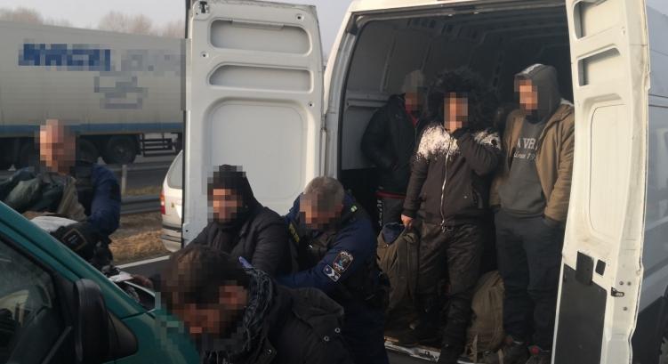 Több mint három tucat migránst találtak egy kisbuszban a határon
