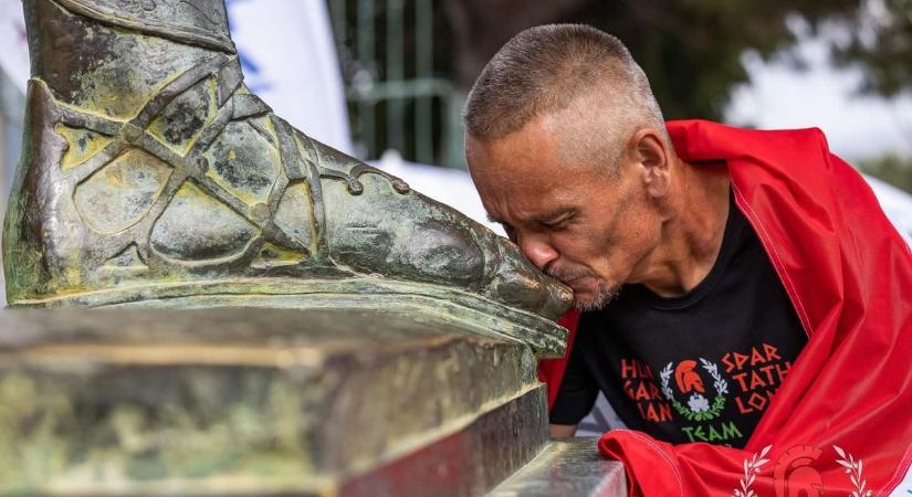Három vármegyei hintett csókot Leonidász király lábára