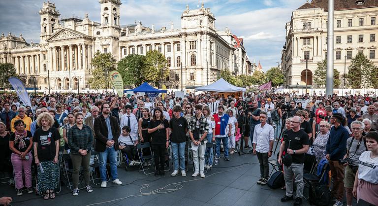 Fénysebességre kapcsolt a számháború, és nem látni, hol a vége