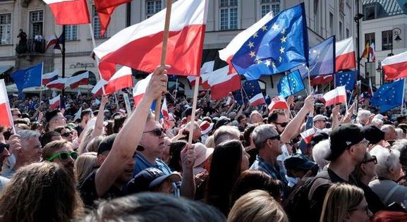 A kormány elleni varsói tüntetés Lengyelország újjászületésének jele