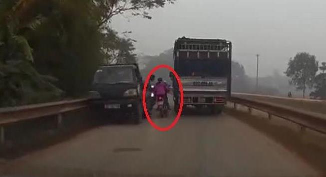 Drámai felvételen a két teherautó közé szorult motoros - videó