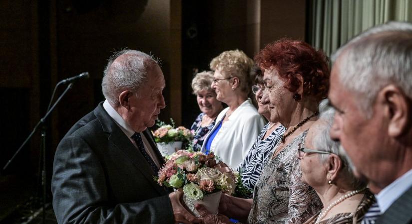 Műsorral köszöntötték a szépkorúakat Szekszárdon