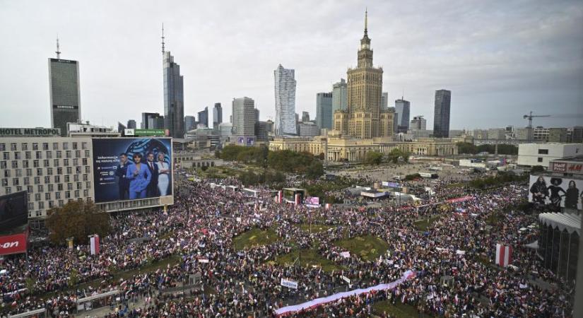 Masszív kormányellenes tüntetést tartottak Varsóban