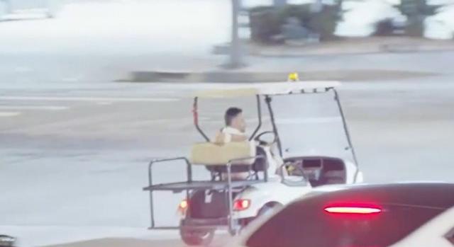 Félmeztelenül, kutyával az ölében, egy golfkocsiban menekült a rendőrök elől a férfi, akik szépen lassan üldözőbe vették