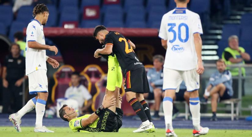 Meghúzódott a játékvezető az AS Roma meccsén, a focisták segítettek neki nyújtani